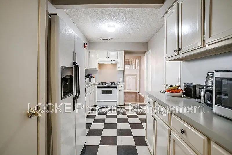 2 bed, 1.0 bath, 1287 sqft, $1,700 — Photo 3
