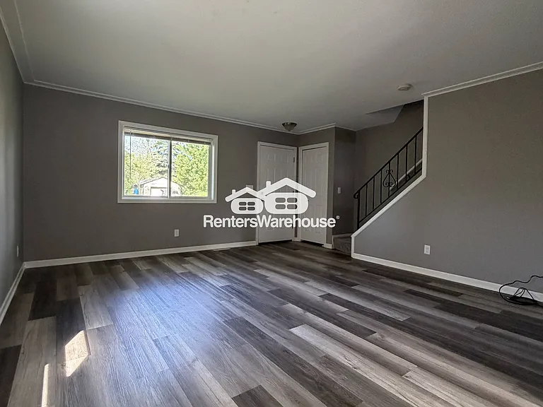 723 Tyler St NE — Photo 3