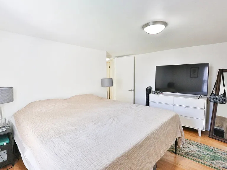 Wicker Park Big 3 Bedroom 2 Bath Private Coach House. Decks and Outdoor Space. — Photo 14