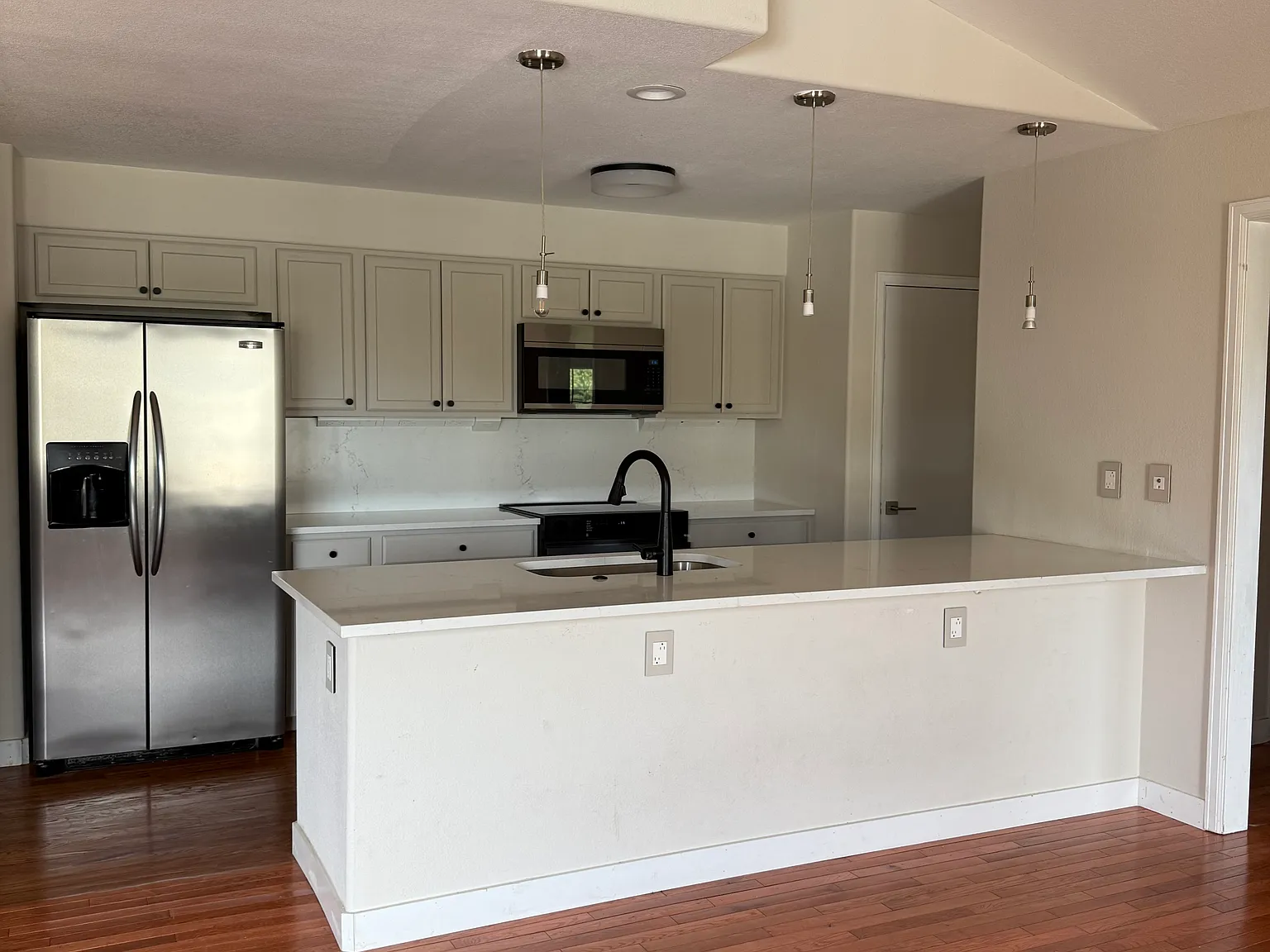 3 bed, 1334 sqft, $2,400 — Photo 3