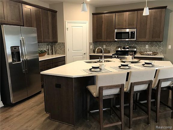 2nd image of 3003 Sandalwood Court Vlg