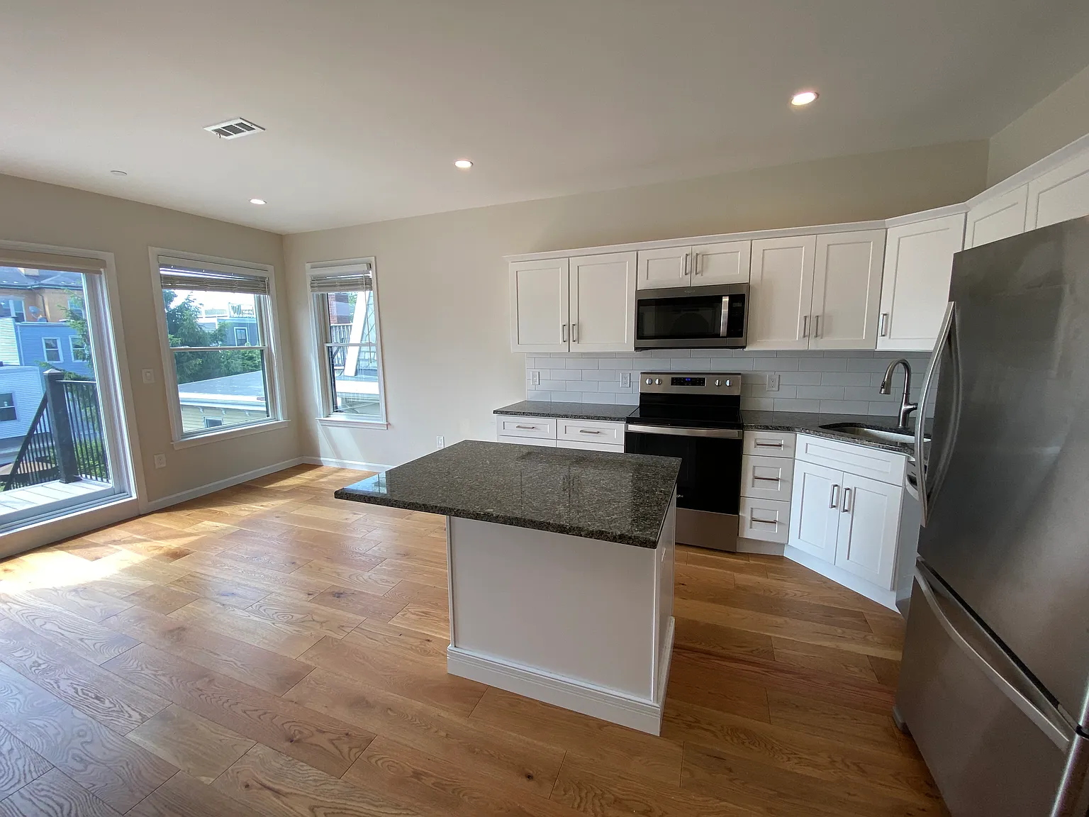 2 bed, 800 sqft, $3,000 — Photo 2