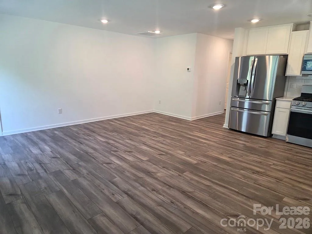 3 bed, 2.0 bath, 1043 sqft, $1,800 — Photo 3