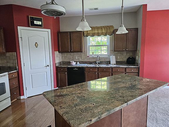 5th image of 447 Ivy Ridge Dr