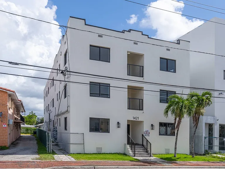 newly renovated in Little Havana! 1/1 $1,800/m & 2/1 $2,000/m, remodelados en Little Havana. — Photo 14