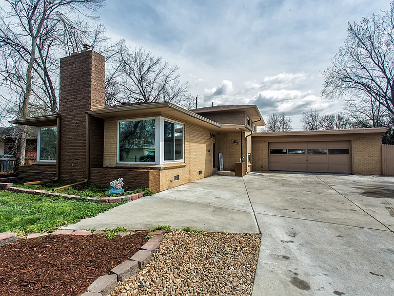 2620 S Holly St — Photo 1