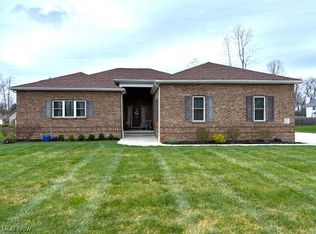 27 Brookview Dr, Cortland, OH 44410