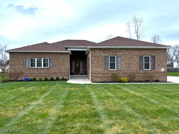 27 Brookview Dr, Cortland, OH 44410