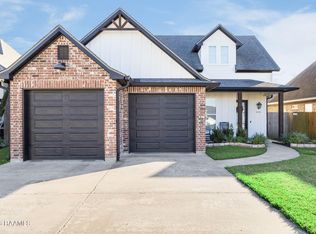 300 Whispering Meadows Rd, Broussard, LA 70518