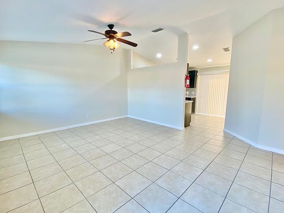 5th image of 417 Candlewick Cir S