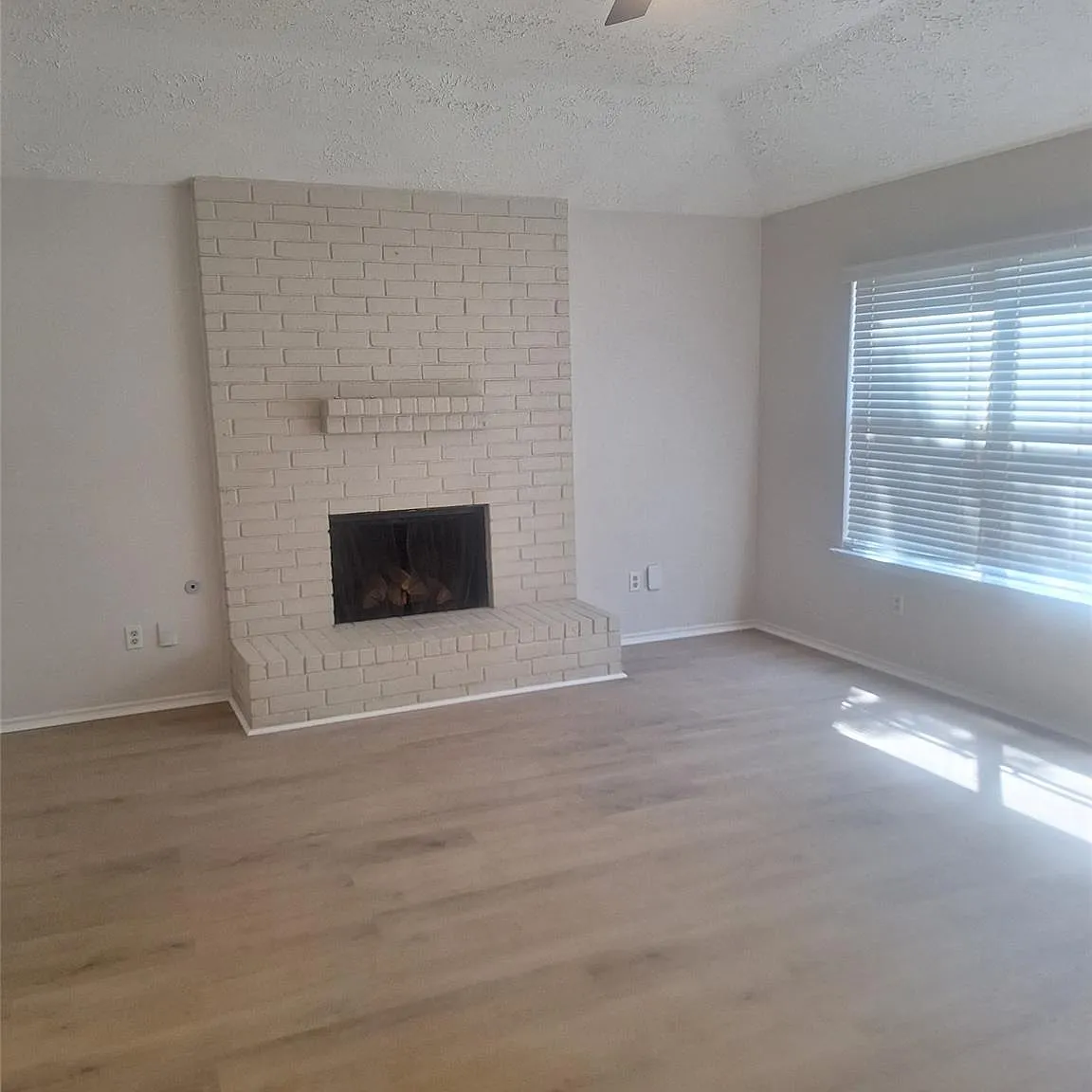 3 bed, 2.0 bath, 1298 sqft, $1,750 — Photo 3