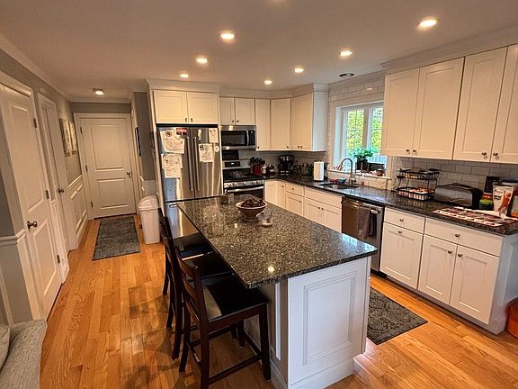 4th image of 75 Old Oak St