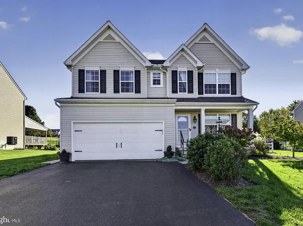 14 Sovereign Dr, Douglassville, PA 19518