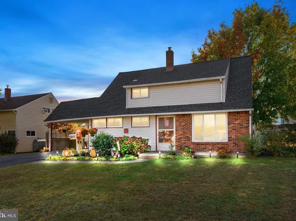 289 Goldenridge Dr, Levittown, PA 19057