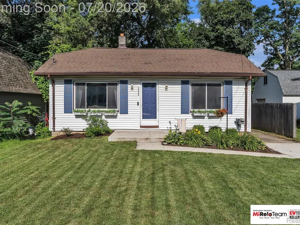 2929 Holden Ave, Waterford, MI 48329