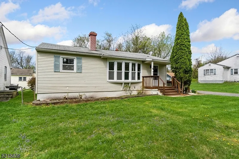3 bed, 1.0 bath, 1114 sqft, $2,400 — Photo 2