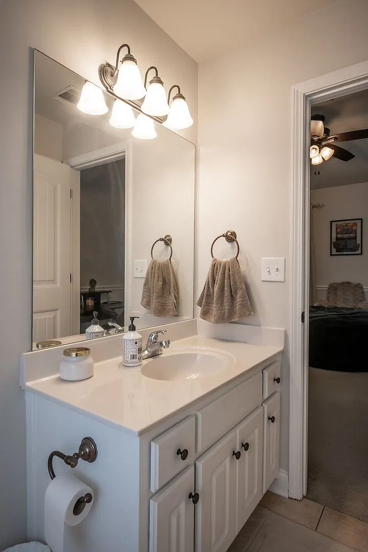Luxury 2 Bedroom Townhouse at Whitehall Village — Photo 3