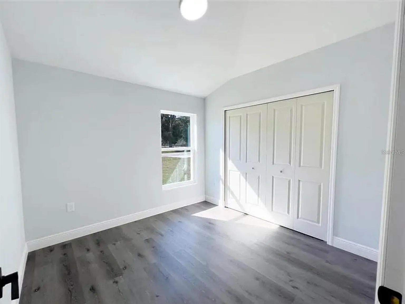 197 Oak Ln — Photo 2