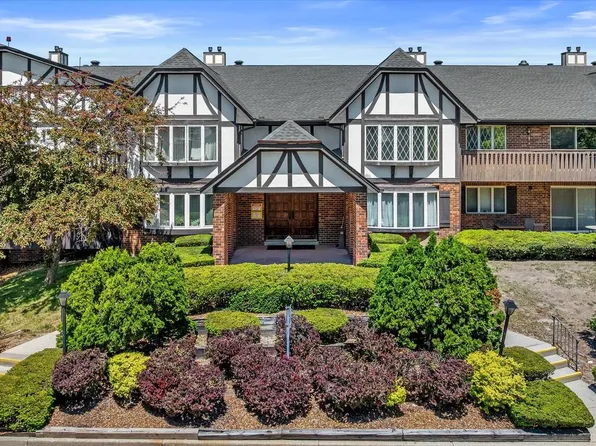 8900 N Park Plaza COURT #211, Brown Deer, WI 53223