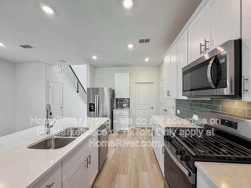 4 bed, 2.5 bath, 2055 sqft, $2,495 — Photo 2