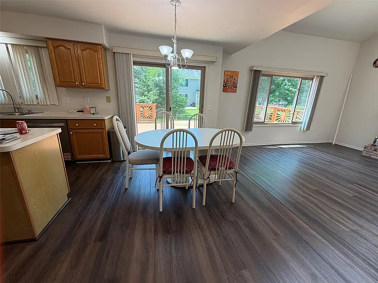 7043 Foxridge Dr — Photo 14