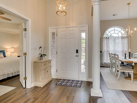 3rd image of 423 Grandiflora Cir