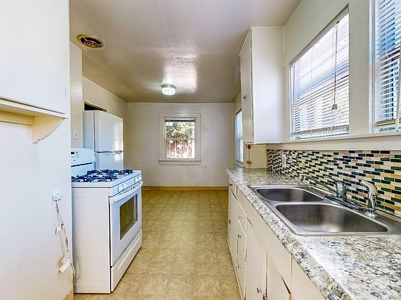 5th image of 961 Burbank Avenue