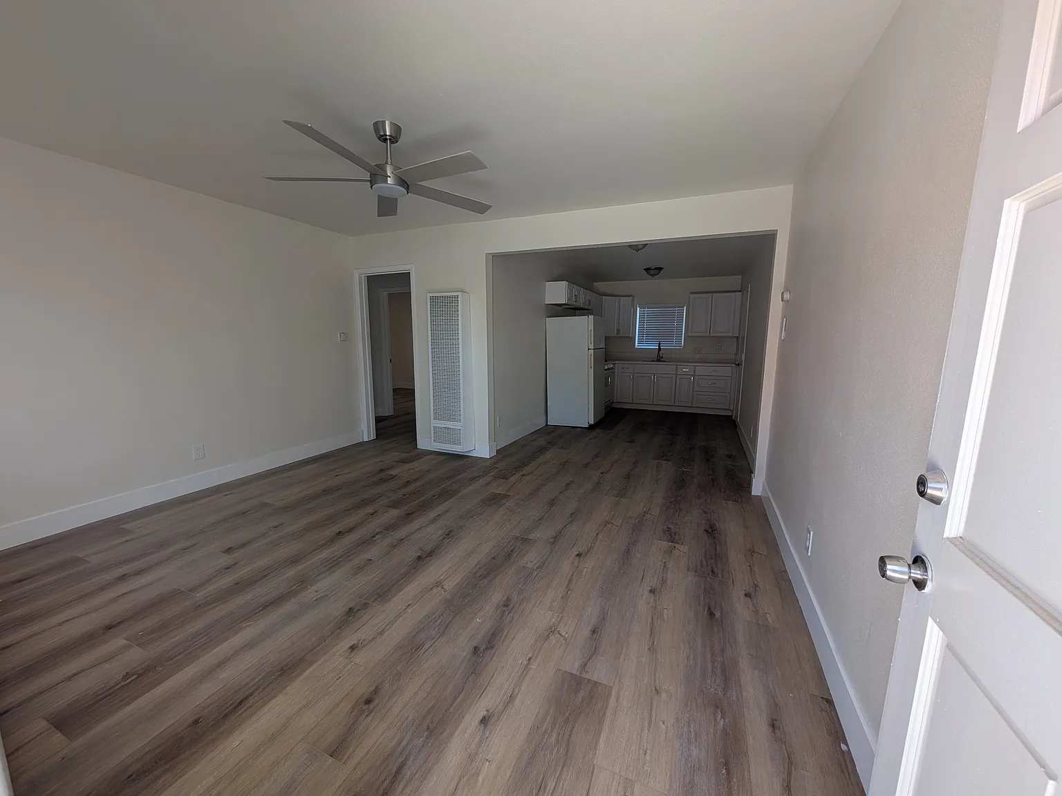 3 bed, 740 sqft, $2,559 — Photo 3