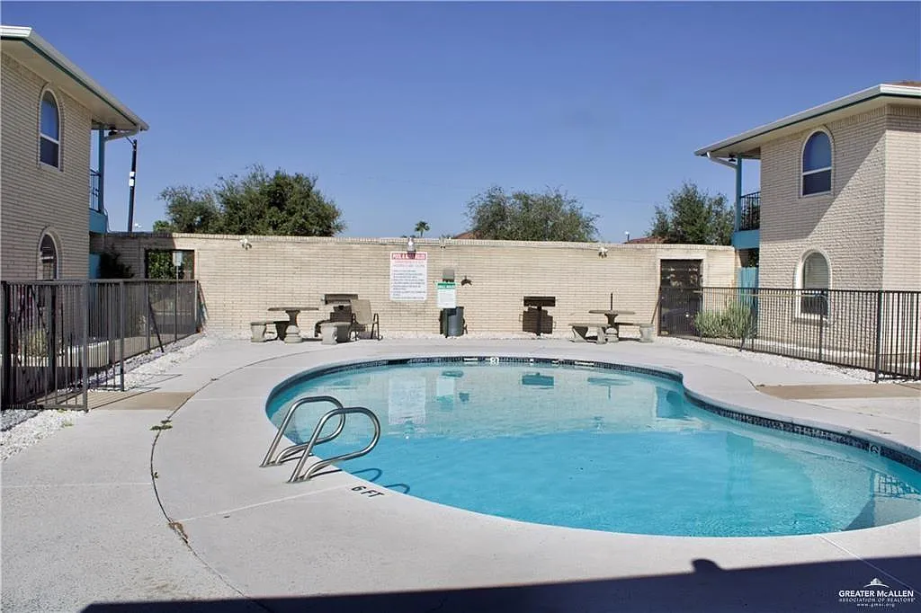 2 bed, 2.0 bath, 12136 sqft, $850 — Photo 2