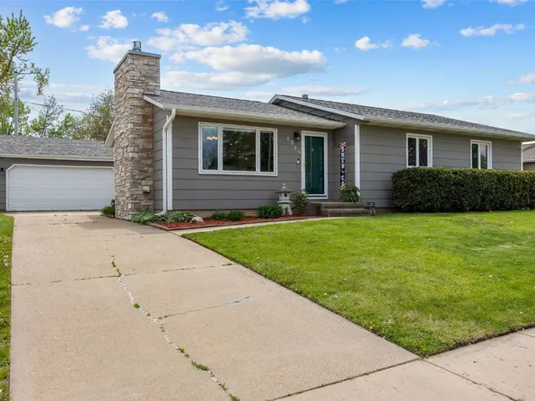 1325 Cress Pkwy, Hiawatha, IA 52233