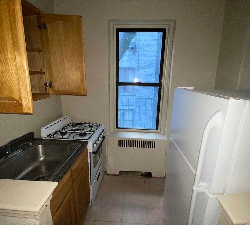 2nd image of 2345 Tiebout Ave #D2
