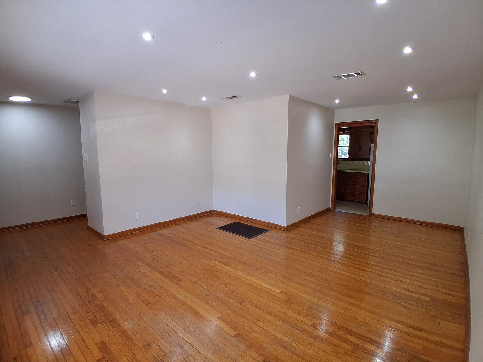 3 bed, 1082 sqft, $1,850 — Photo 3