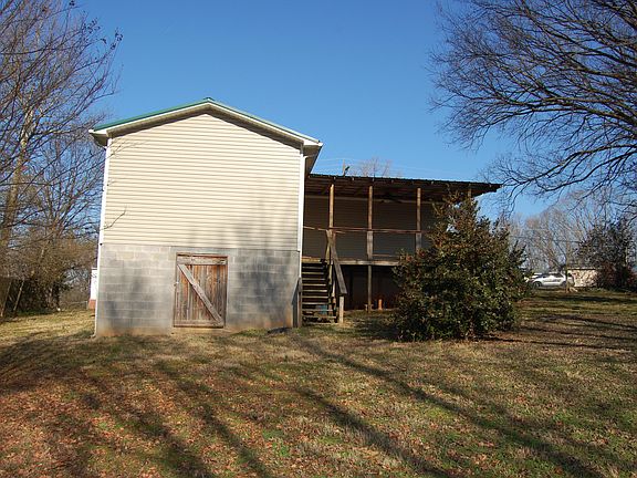 5th image of 905 Highland Ave