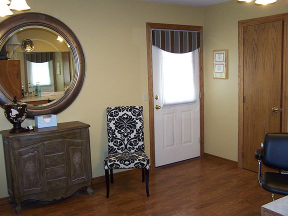 Office w/ exterior entrance