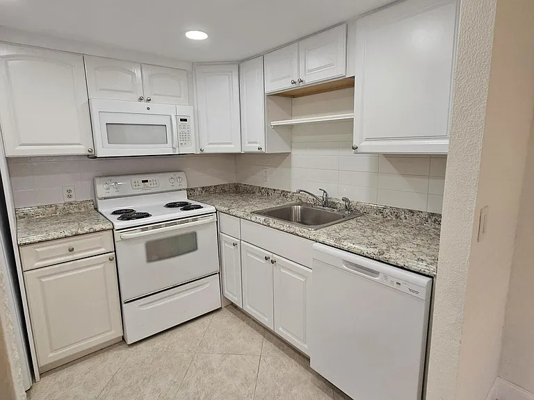 211 E Saxony Ln #211 — Photo 5