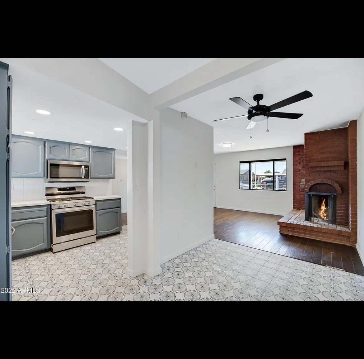 514 W 1st St — Photo 2