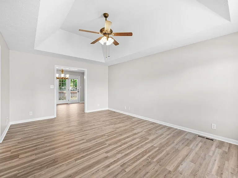 552 Falkland Cir — Photo 5