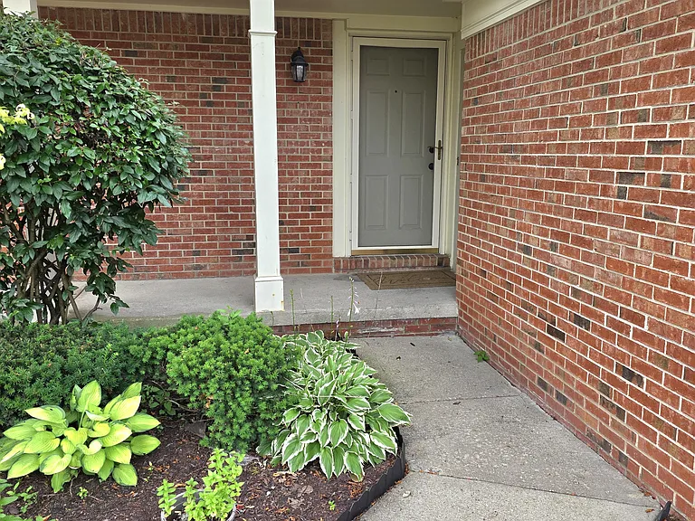43603 Yorkville Dr — Photo 2