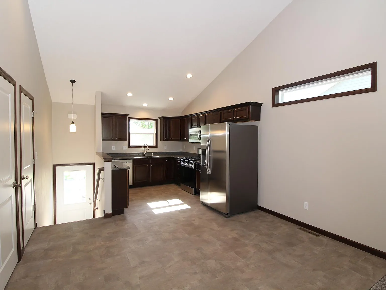 4 bed, 1986 sqft, $2,450 — Photo 2