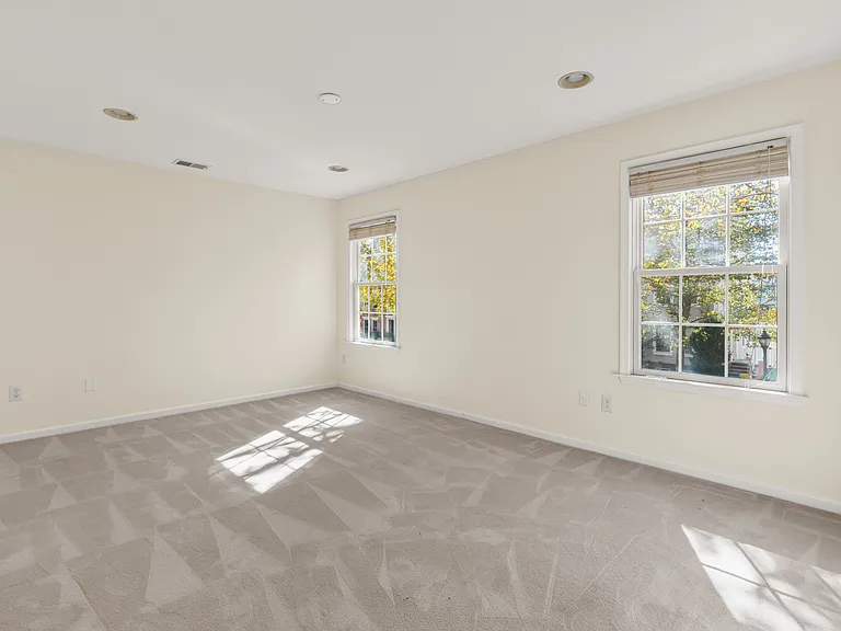 102 Burnet Cres #102 — Photo 27