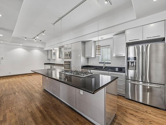 5th image of 1820 Prospect St
