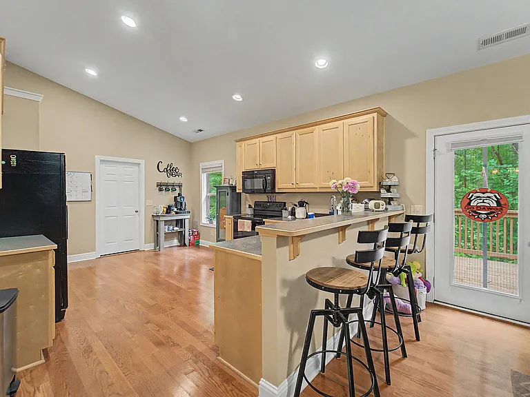 215 Oakridge Dr — Photo 9