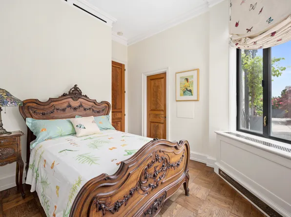 875 Park Avenue image 8 of 21