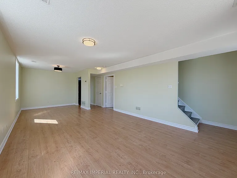 621A The Queensway — Photo 5