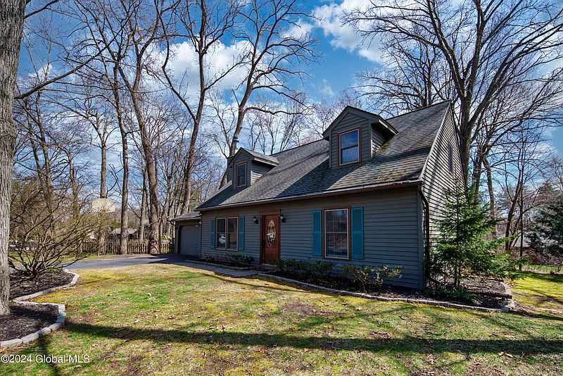 2nd image of 307 Ridgewood Circle