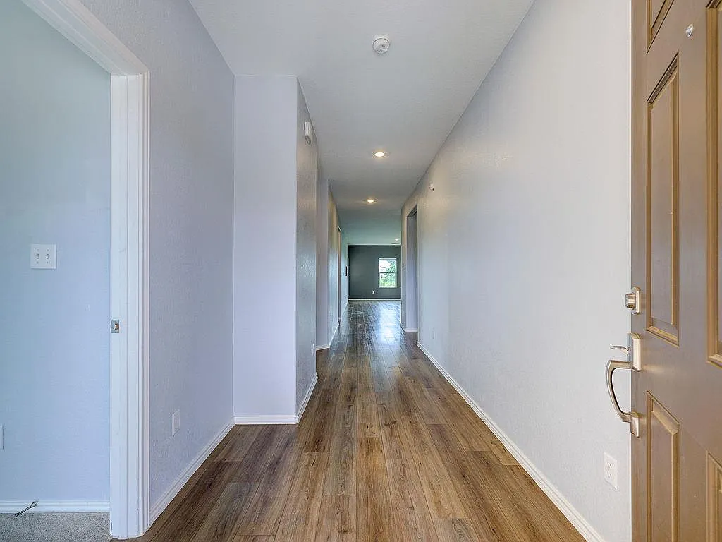 5 bed, 4.0 bath, 3033 sqft, $2,600 — Photo 3