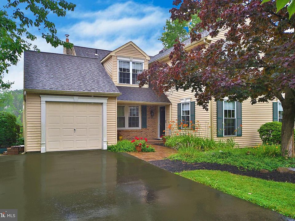 1st image of 286 Yorkshire Dr
