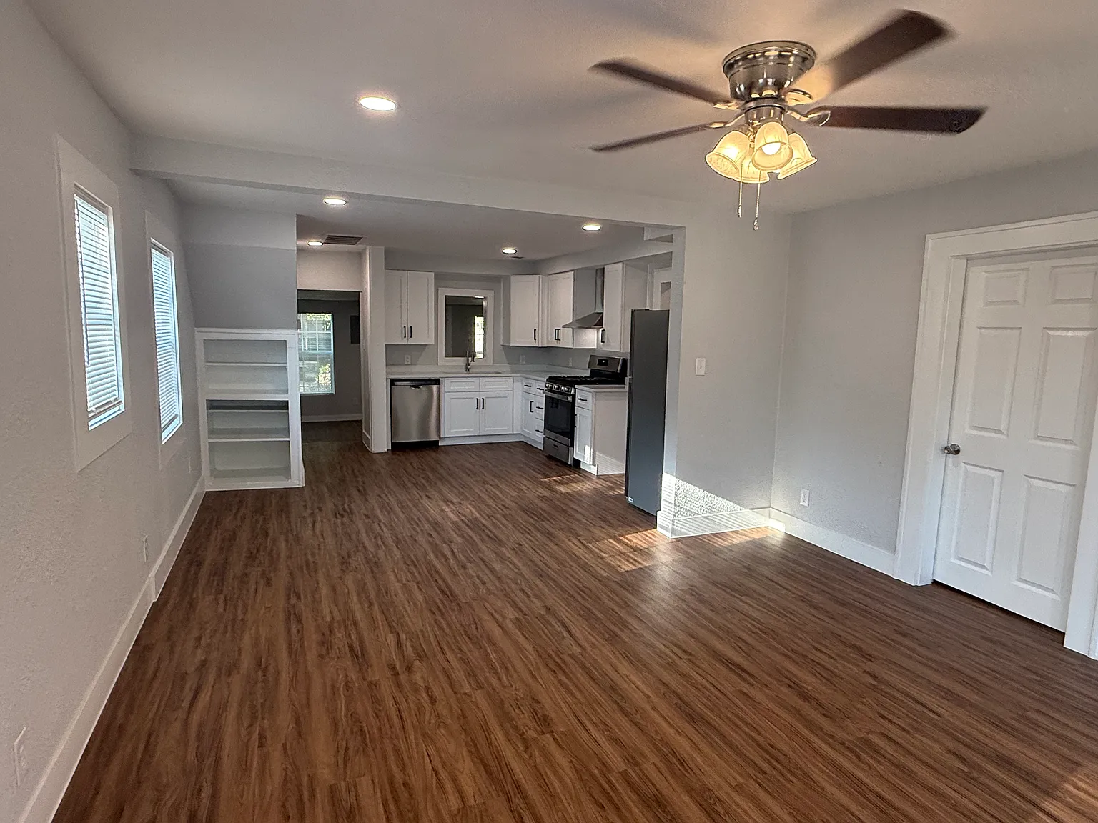 3 bed, 2100 sqft, $2,225 — Photo 4