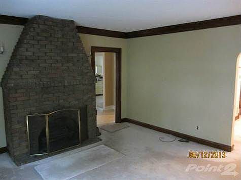Kitchen and 2 bedrooms that way...