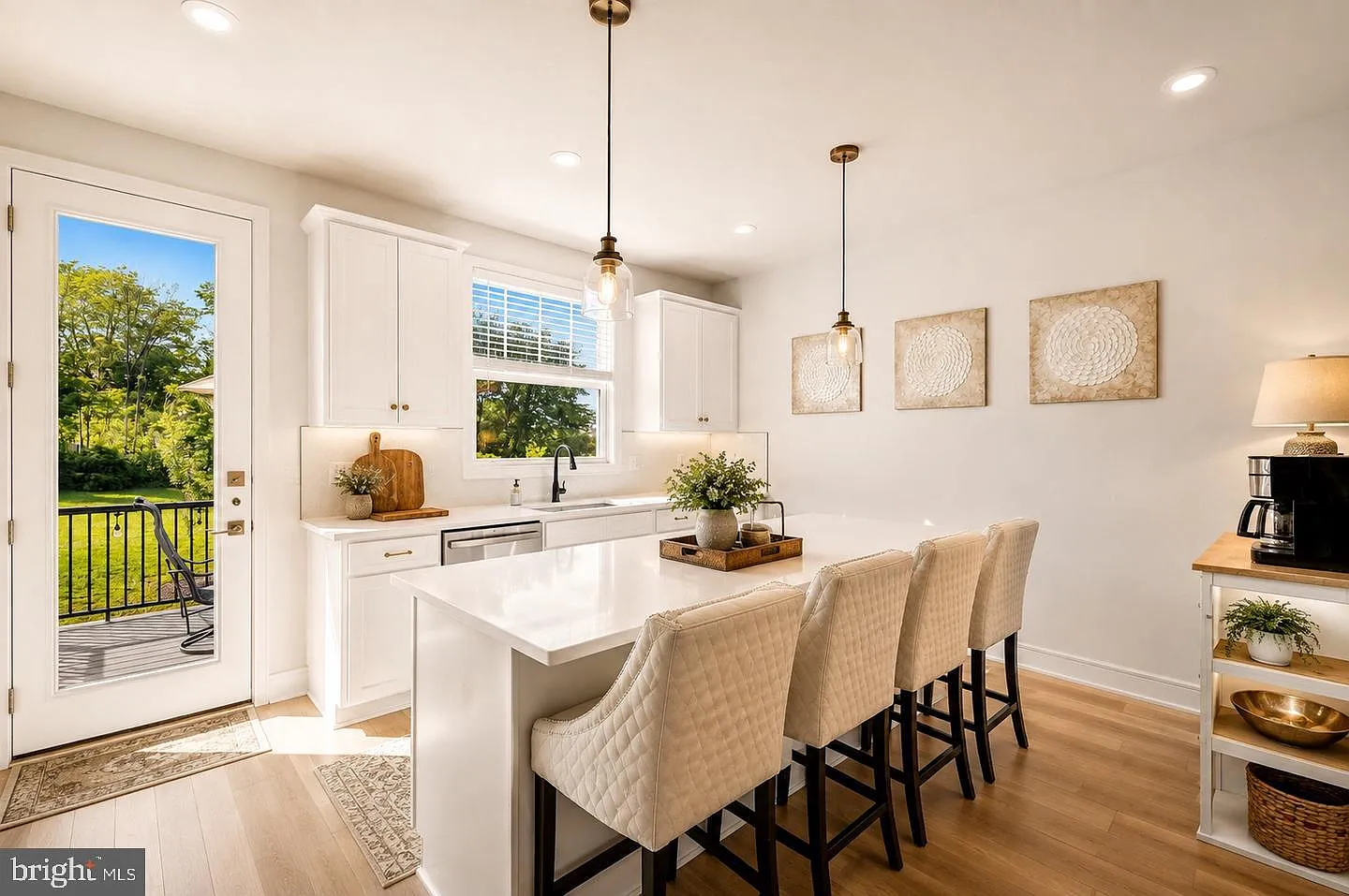 3 bed, 4.0 bath, 2200 sqft, $3,600 — Photo 2